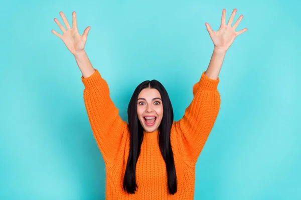 Foto de mulher excitada brilhante usar laranja suéter levantando braços gritando isolado turquesa cor de fundo — Fotografia de Stock