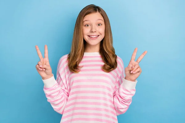 Etkilenmiş genç kız V-işareti fotoğrafı. Mavi arka planda pembe gömlek giy. — Stok fotoğraf