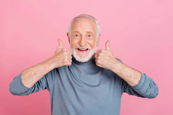 Φωτογραφία του εντυπωσιασμένου αστείο συνταξιούχος άνθρωπος γκρι πουλόβερ δείχνει αντίχειρες μέχρι απομονωμένο ροζ χρώμα φόντο — Φωτογραφία Αρχείου