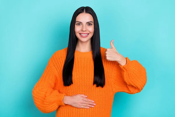 Foto de mulher doce adorável usar laranja suéter braço estômago polegar até isolado turquesa cor de fundo — Fotografia de Stock
