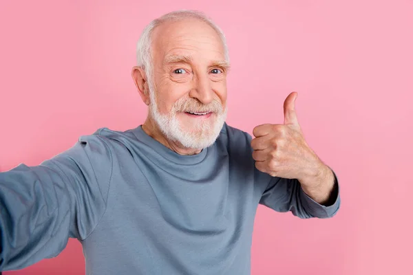 Φωτογραφία του δροσερό παλιό λευκό hairdo άνθρωπος κάνει selfie αντίχειρα επάνω φορούν μπλε πουλόβερ απομονώνονται σε ροζ χρώμα φόντο — Φωτογραφία Αρχείου