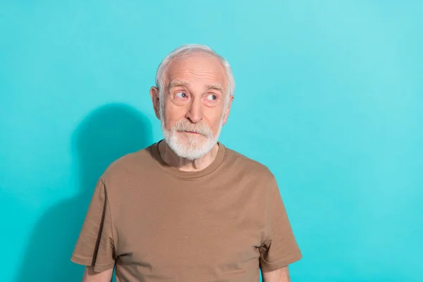 Портрет привлекательного смущенного седовласого человека, думающего, что копировальное пространство изолировано на ярко-голубом фоне — стоковое фото