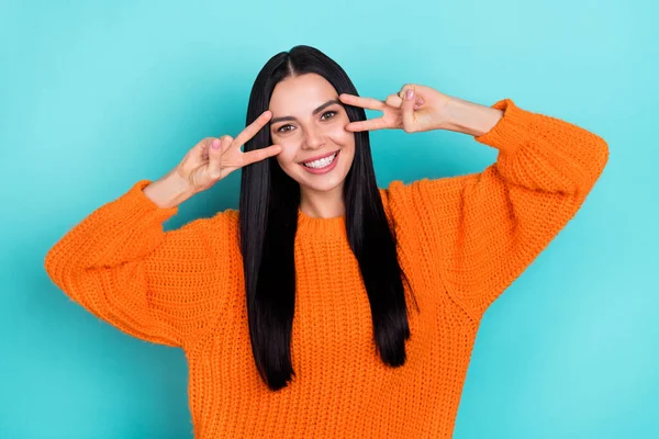 Foto di funky donna giocoso indossare maglione arancione che mostra v-segni coprire gli occhi isolato colore turchese sfondo — Foto Stock