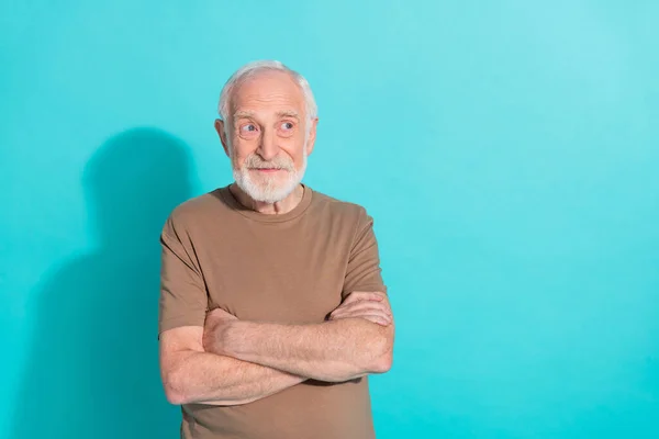 Portrait de joyeux homme aux cheveux gris plié bras pensant copie espace isolé sur fond de couleur bleu vif — Photo