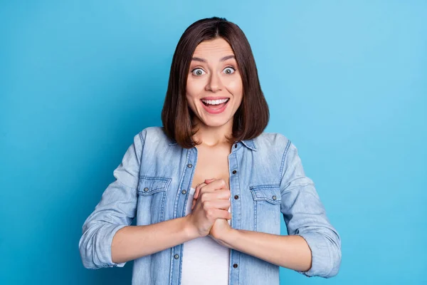 Retrato de surpreendido alegre pessoa mãos palmas dobrado sorriso dental isolado no fundo de cor azul — Fotografia de Stock