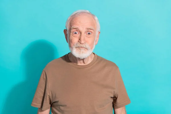 Ritratto di attraente funky stupito uomo dai capelli grigi fissando gli occhi isolati su vibrante sfondo di colore blu — Foto Stock