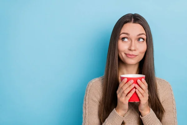 Portrait d'attrayant coûteuse fille joyeux boire latte pensée copier espace vide isolé sur fond de couleur bleu vif — Photo