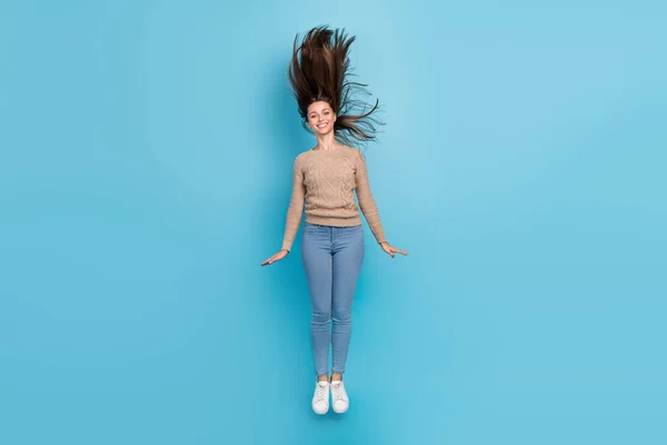 Teljes hosszúságú testméret kilátás vonzó vidám aranyos lány ugrás dobás haj szórakozás elszigetelt több mint élénk kék színű háttér — Stock Fotó
