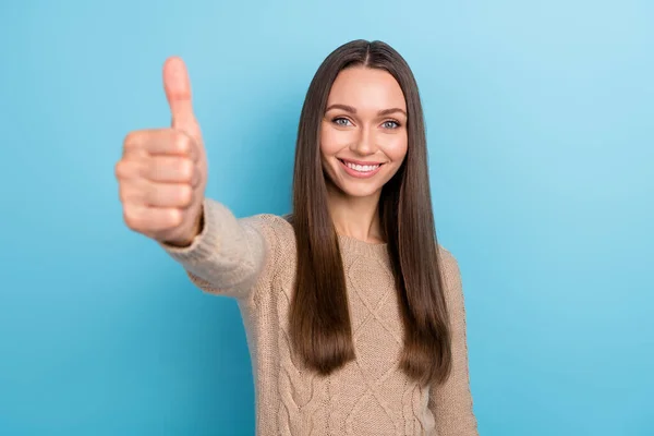 Foto de promotor señora levantar pulgar hacia arriba recomiendan aprobar la elección de desgaste suéter beige aislado fondo de color azul — Foto de Stock