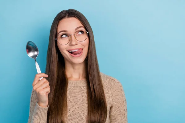 Πορτρέτο του ελκυστικό αστείο χαρούμενο κορίτσι γλείψιμο χείλος κρατήστε πατημένο κουτάλι αντίγραφο χώρο μενού απομονωμένο πάνω από φωτεινό μπλε χρώμα φόντο — Φωτογραφία Αρχείου