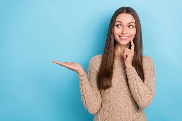 Retrato de menina alegre atraente segurando na palma escolhendo espaço em branco cópia isolada sobre fundo de cor azul brilhante — Fotografia de Stock