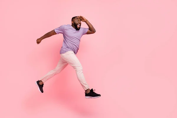 Volledige lichaamsomvang uitzicht van aantrekkelijke vrolijke man springen lopen op zoek ver weg geïsoleerd over roze pastel kleur achtergrond — Stockfoto