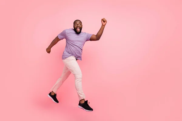 Full längd kroppsstorlek bild av attraktiv glad aktiv kille hoppa kör går isolerad över rosa pastell färg bakgrund — Stockfoto