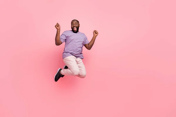 Full längd kroppsstorlek bild av attraktiv glad lycklig kille hoppa ha kul isolerad över rosa pastell färg bakgrund — Stockfoto