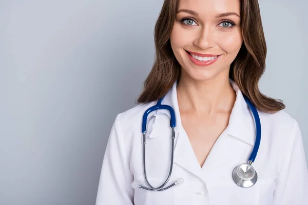 Retrato de la señora viróloga calificada sonriendo escuchar pacientes síntomas de Internet diagnósticos aislado fondo de color gris — Foto de Stock