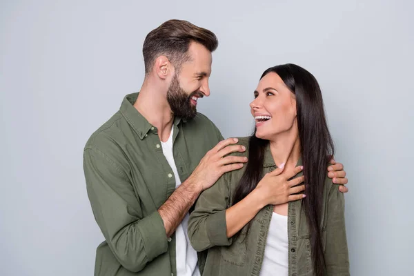 Portret atrakcyjnej wesołej pary przytulanie śmiech dobry nastrój spędzać czas odizolowany nad szarym pastelowym tle koloru — Zdjęcie stockowe