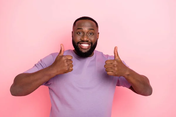 Fotografie docela sladký chlap oblečený fialové tričko ukazující dva palce nahoru izolované růžové barvy pozadí — Stock fotografie