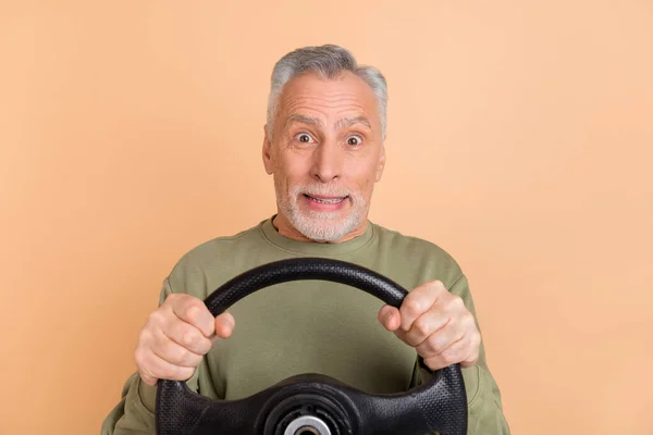 Φωτογραφία από ανώτερος άνθρωπος βόλτα αυτοκίνητο όχημα ανησυχούν νευρικό ταξίδι απομονωμένο πάνω από το μπεζ χρώμα φόντο — Φωτογραφία Αρχείου