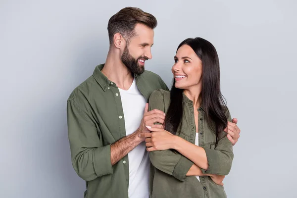 Foto av positiv värme makar kille krama hans dam njuta av samhörighet smekmånad isolerad över grå färg bakgrund — Stockfoto