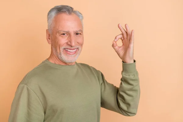 Fotografie zralého muže show prsty okey symbol rozhodnutí perfektní promo izolované přes béžové barvy pozadí — Stock fotografie