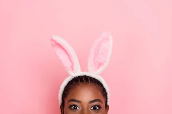 Foto di positivo giovane signora mezza faccia guardare fotocamera orecchie di coniglio isolato su sfondo di colore rosa — Foto Stock