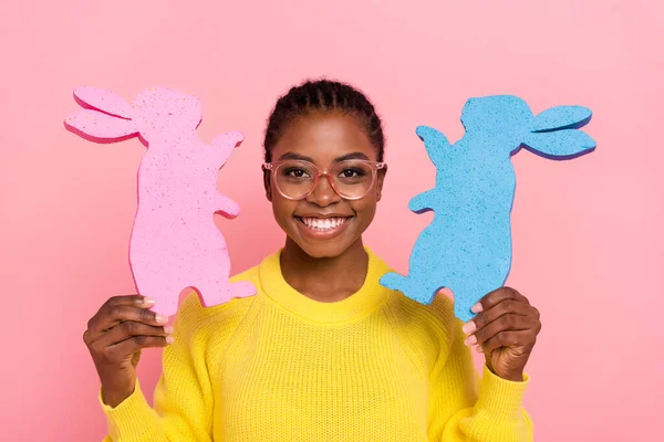 Foto di funky ragazza positiva tenere due figura decorazione coniglio isolato su sfondo di colore rosa — Foto Stock