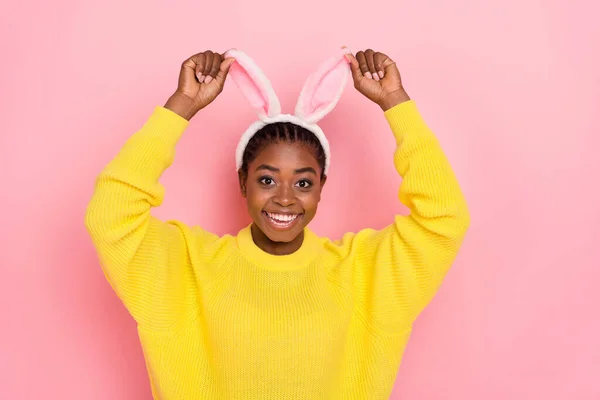 Foto di allegro infantile ragazza mani toccare coniglietto orecchie fascia irradiante sorriso isolato su sfondo di colore rosa — Foto Stock