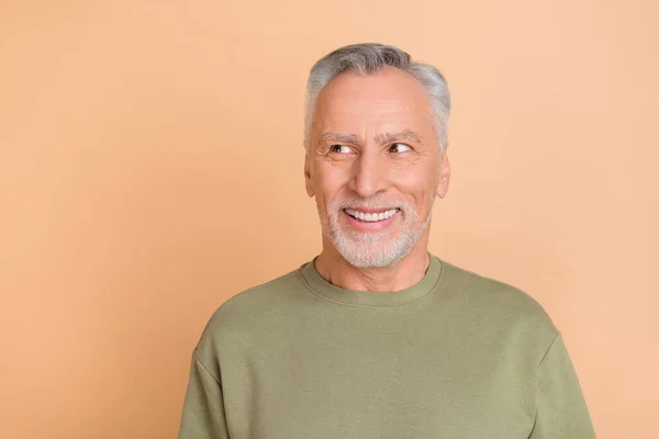 Foto av mogen glad man nyfiken titta tomt utrymme idé isolerad över beige färg bakgrund — Stockfoto