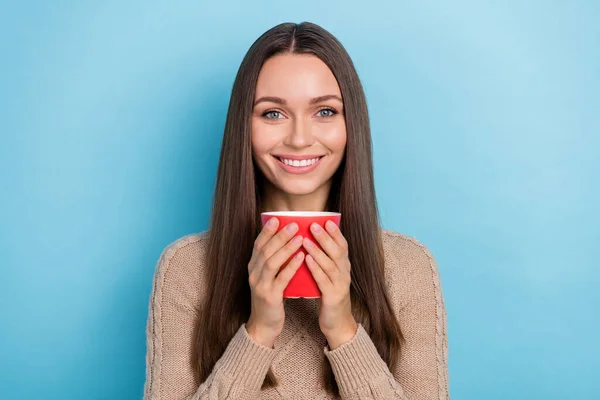 Foto de encantadora señora relajada taza de espera disfrutar del café de la mañana desgaste suéter beige aislado fondo de color azul — Foto de Stock