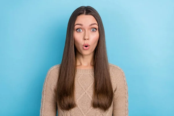 Zdjęcie pod wrażeniem młoda brunetka pani wygląd aparat nosić brązowy sweter izolowane na niebieskim tle koloru — Zdjęcie stockowe