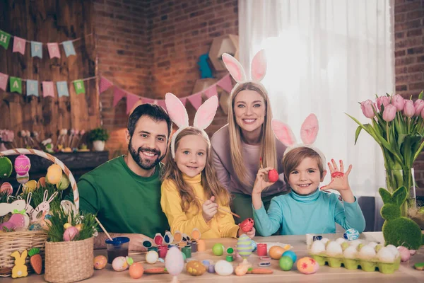Portrét krásné hezké veselá rodina připravuje party kreslení vejce kreativní domácí umění uvnitř — Stock fotografie