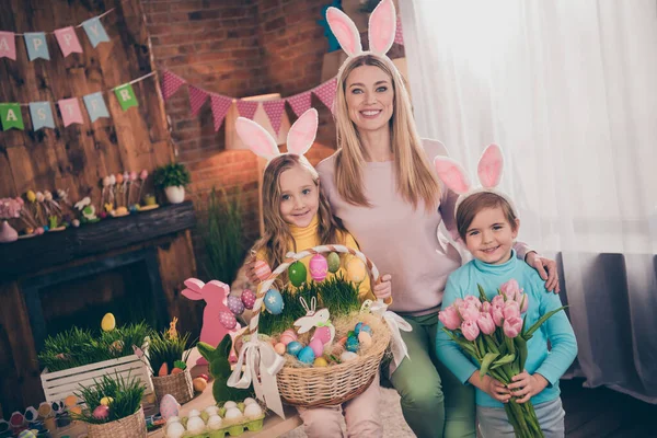 Foto de alegre bom humor abraço mãe abraçar seus filhos celebrar Páscoa férias primavera se divertir dentro de casa — Fotografia de Stock