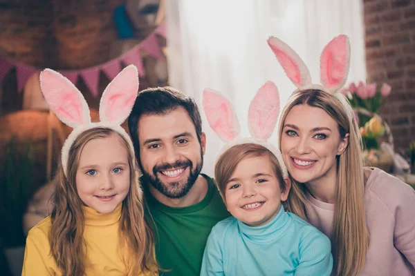 Zdjęcie w pełni wesoły pozytywny uśmiech rodziny ząb wygląd aparat nosić królik opaska domu w pomieszczeniach — Zdjęcie stockowe