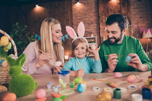 Foto veselé krásné rodiny trávit čas spolu doma maminka a tatínek pomoci syn malovat vejce připravit velikonoční dovolenou — Stock fotografie