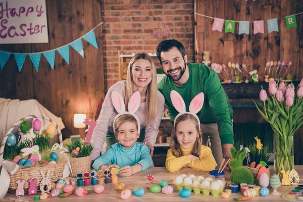 Fotografie plně pozitivní přátelské rodiny těšit malování vejce připravit slavnostní událost doma — Stock fotografie