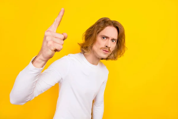 Φωτογραφία του αρσενικού με γκρινιάρης σοβαρή έκφραση σημείο δάχτυλο κενό χώρο promo πώληση ψώνια απομονωμένο σε κίτρινο χρώμα φόντο — Φωτογραφία Αρχείου