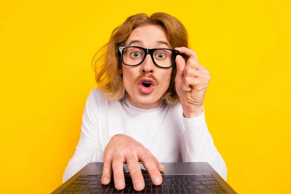 Foto van grappige onder de indruk man gekleed wit shirt armbril schrijven modern apparaat geïsoleerde gele kleur achtergrond — Stockfoto