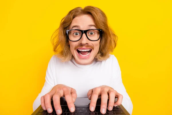 Foto von positiven funky guy tragen weißes Hemd Brille Chat modernes Gadget isoliert gelbe Farbe Hintergrund — Stockfoto