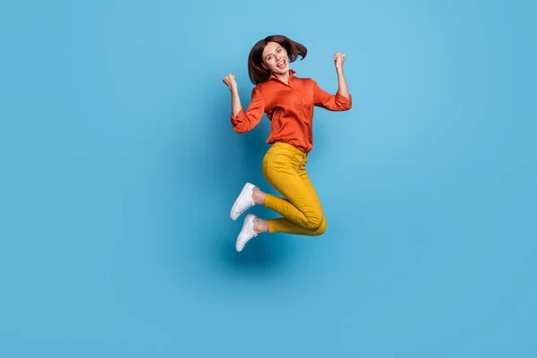 Plná délka tělo velikost pohled na atraktivní veselá šťastná štíhlá dívka skákání radovat izolované přes jasně modré barvy pozadí — Stock fotografie