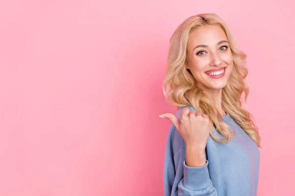 Perfil lado de la foto de la joven chica alegre indicar pulgar espacio vacío seleccionar anuncios de descuento aislados sobre fondo de color rosa —  Fotos de Stock