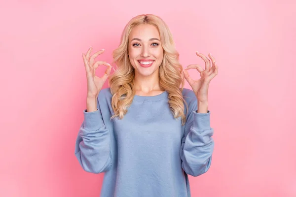 Foto van jonge mooie dame tonen vingers okey symbool groot goed te keuren promotor geïsoleerd over roze kleur achtergrond — Stockfoto