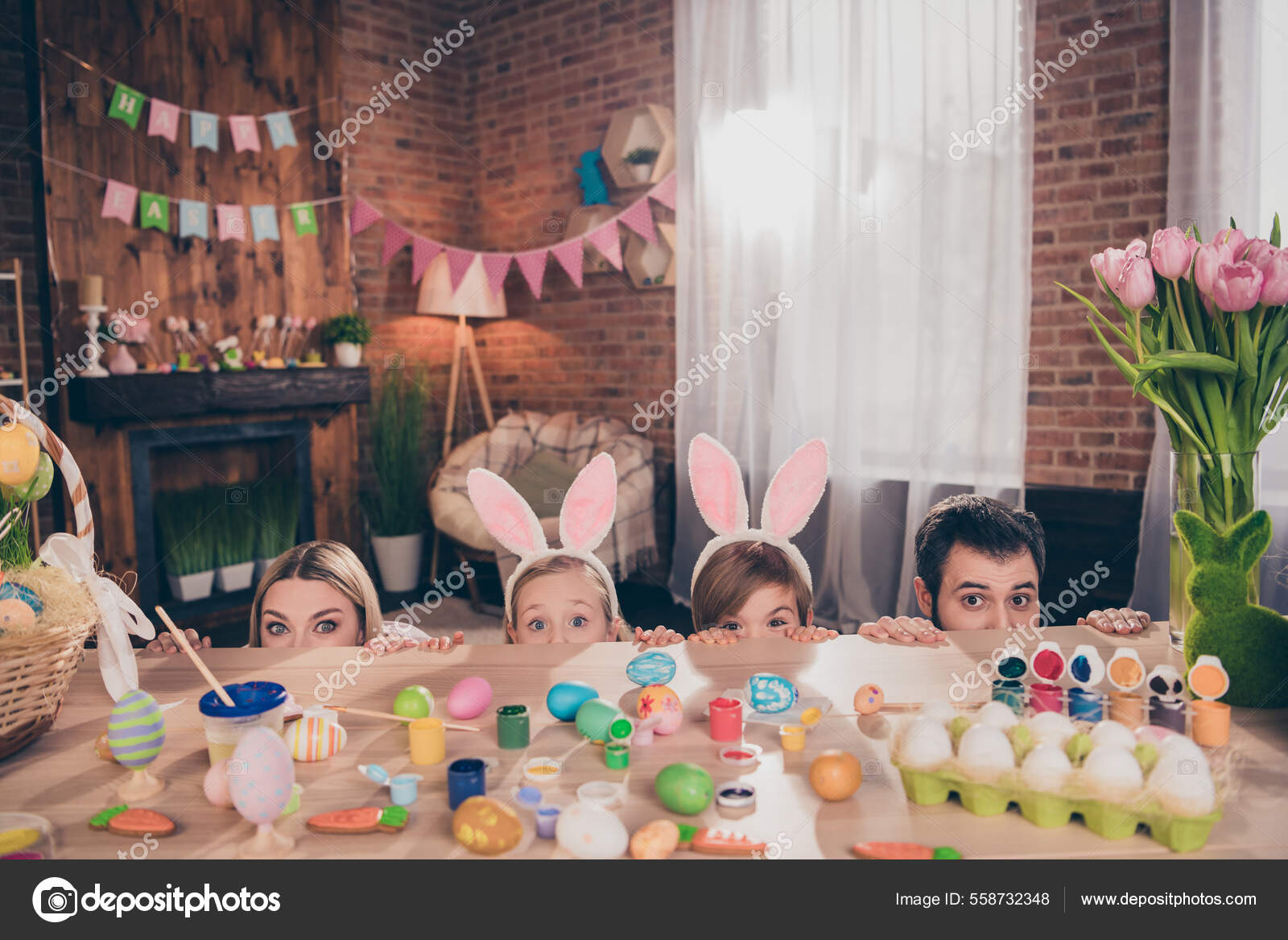 Retrato de familia alegre atractiva dibujo huevos divertirse escondido  detrás de escritorio creativo afición doméstica buen humor en el interior:  fotografía de stock © deagreez1 #558732348 | Depositphotos