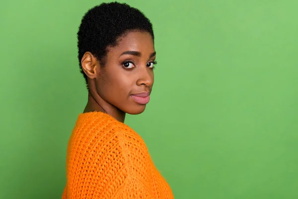 Profil zdjęcie ładne młode krótkie włosy pani nosić pomarańczowy pullover izolowane na zielonym tle kolor — Zdjęcie stockowe