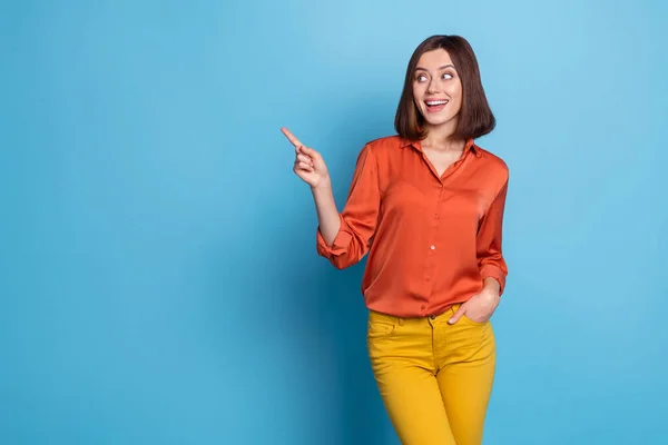 Retrato de menina atraente alegre espantado demonstrando espaço em branco cópia como siga isolado sobre fundo de cor azul brilhante — Fotografia de Stock