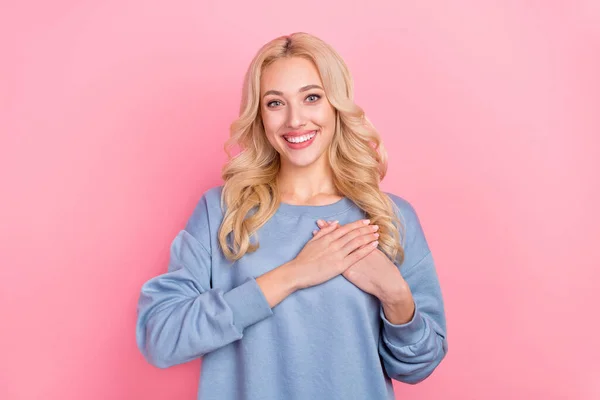 Foto di giovane bella ragazza braccia sul cuore anima speranza promessa grato isolato su sfondo di colore rosa — Foto Stock