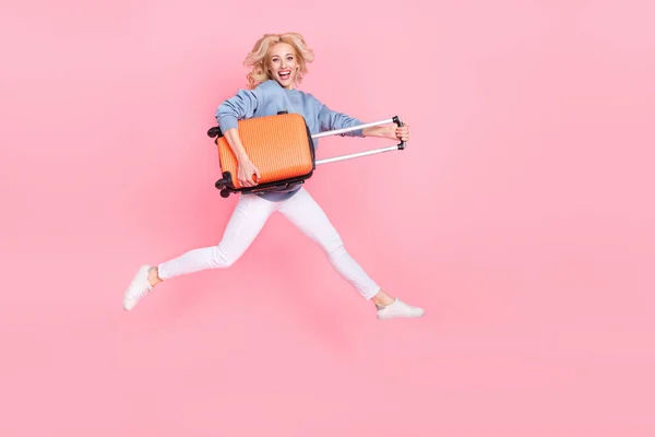 Фотографія повної довжини молодої красивої дівчини стрибок тримайте сумку туристичної поїздки за кордон вихідні ізольовані на рожевому кольоровому фоні — стокове фото