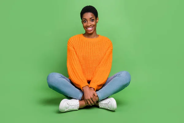 Pełny rozmiar zdjęcie słodkie millenium krótkie włosy pani siedzieć nosić sweter dżinsy buty izolowane na zielonym tle kolor — Zdjęcie stockowe