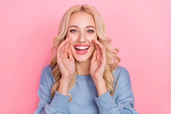 Photo of young charming lady arms near mouth yell promoter discount isolated over pink color background — Stock Photo, Image