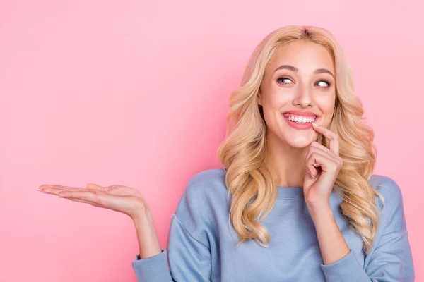 Foto de jovem adorável menina dedo toque dentes segurar mão presente sugerem isolado sobre cor rosa fundo — Fotografia de Stock