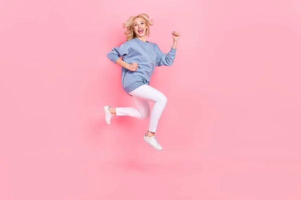 Foto lateral de perfil de tamanho completo de jovem alegre menina corredor jumper rush desconto rápido isolado sobre fundo cor-de-rosa — Fotografia de Stock